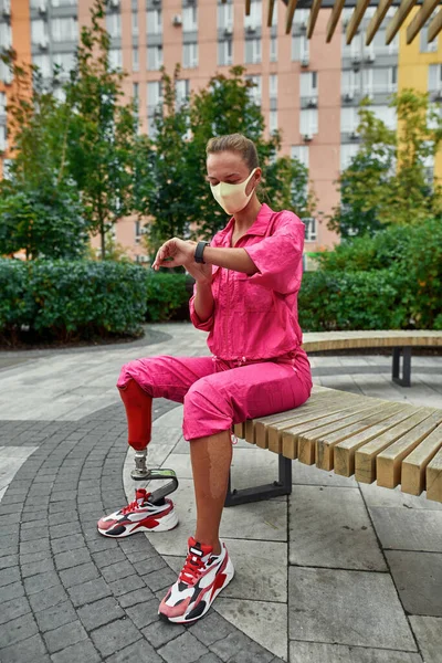 Yapay bacak tarama fitness takip cihazı olan kız