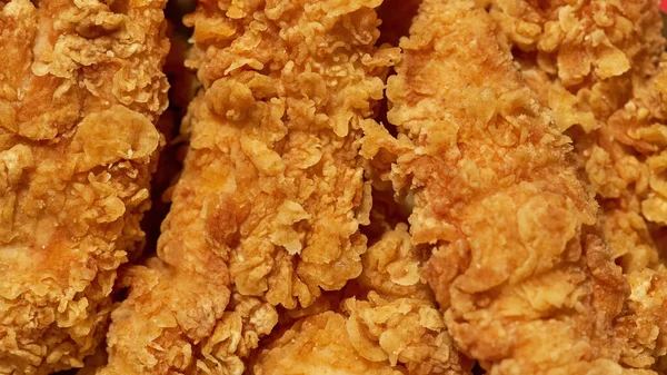 Закрыть вкусные и аппетитные куриные крылышки — стоковое фото