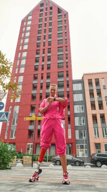 Yapay bacaklı bir kız akıllı seğiriyor.