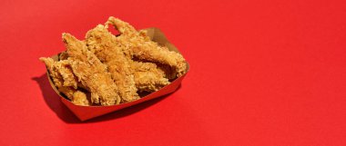 Karton kutuda lezzetli ve fırında tavuk kanadı.