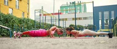 Kızın sakatlığı var, arkadaşında kalas var.