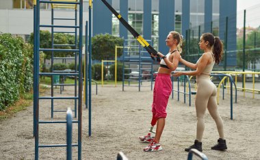 Kadın yardım kız arkadaşının sakatlık egzersizi var.