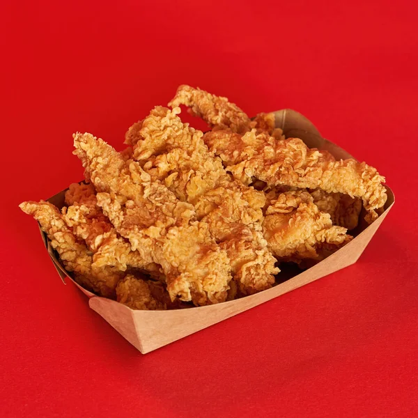 Karton kutuda lezzetli pişmiş tavuk kanatları. — Stok fotoğraf