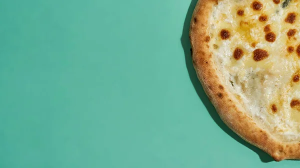 Parte superior parcial de sabrosa pizza de cuatro quesos con queso — Foto de Stock
