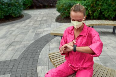 Spor kızı dinleniyor ve tezgahta akıllı bir şekilde izliyor.