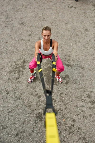 Sport ha disabilità ragazza fare sit up con cinture — Foto Stock
