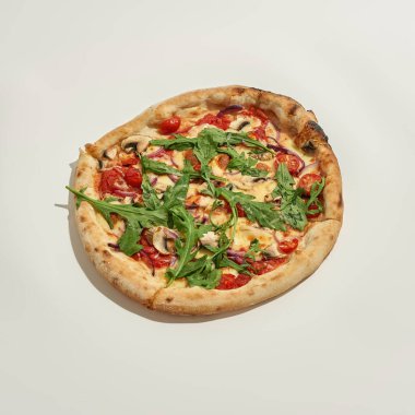 Beyaz arka planda izole edilmiş klasik taze pizza.