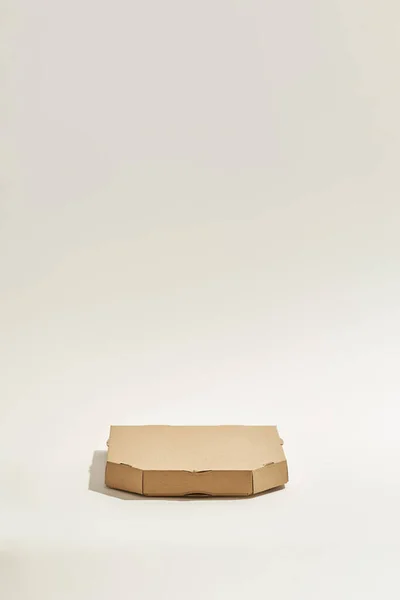 흰색으로 포장된 트랜스포존 피자 마분지 상자 — 스톡 사진