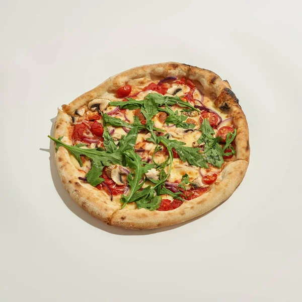 Beyaz arka planda izole edilmiş klasik taze pizza.