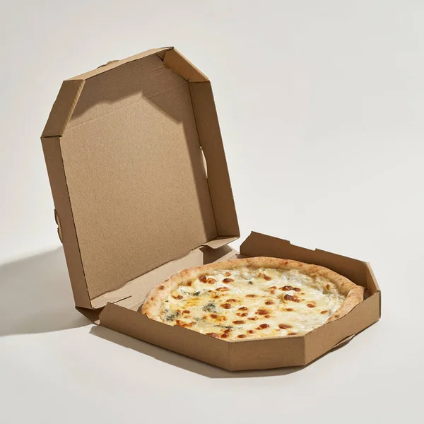 Caja de cartón con pizza sabrosa y apetitosa — Foto de Stock