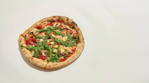 Pizza horneada fresca tradicional sobre fondo blanco — Foto de Stock