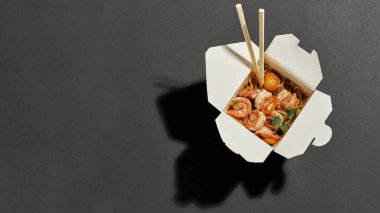 Karidesli erişte ve paket karton kutu.