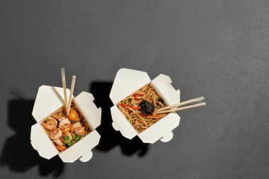 Pakette iki çeşit Asya eriştesi var.