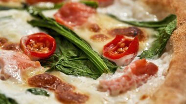 Taze pişmiş lezzetli pizzanın arka planını kapatın.