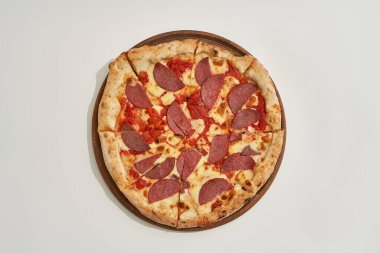 Yuvarlak tahta üzerinde lezzetli pizzanın üst görüntüsü