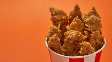 Tavuk kanatları ve bacakları olan kovayı kapat.