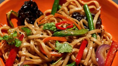 Şempanze ya da sebzeli erişte yakın çekim