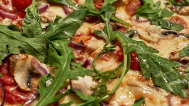 Domates, peynir, mantar ve sebzeli pizza.