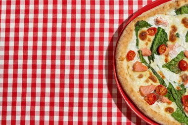 Masadaki pizzanın kısmi üst görüntüsü