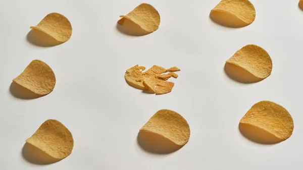 Set van een gebroken en veel hele aardappel chips — Stockfoto