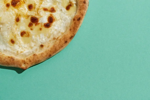 Tapa recortada de sabrosa pizza de cuatro quesos con queso — Foto de Stock