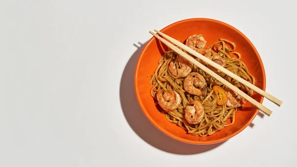 Top of appetizing noodles with shrimps in bowl — Stock Photo, Image