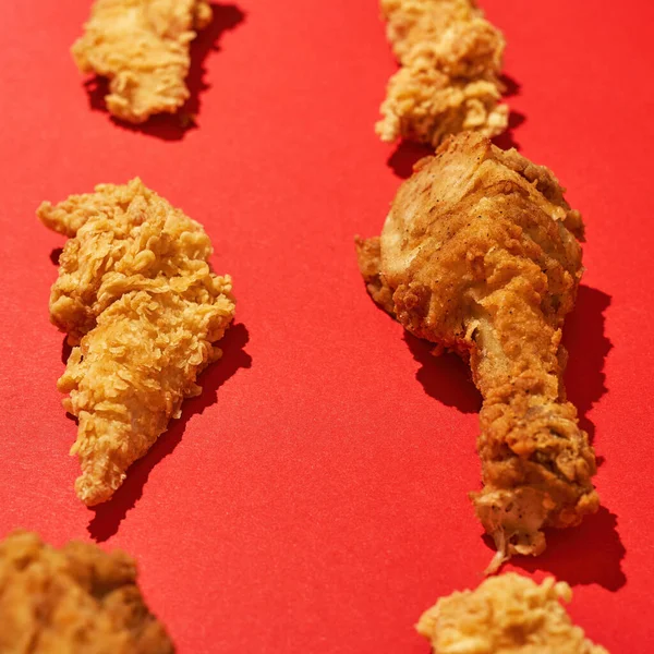 Fırında pişirilmiş tavuk kanatlarını ve bacakları yakın. — Stok fotoğraf