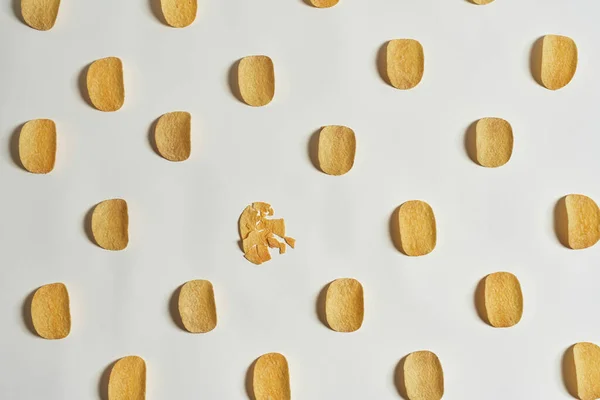 고장난 감자 칩 과 감자칩의 맨 위 사진 — 스톡 사진