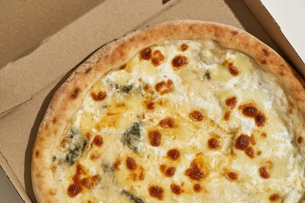 Vista superior recortada de pizza en caja de cartón abierta — Foto de Stock