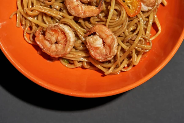 Baharatlı eriştenin kısmi üstü, içinde karides var.