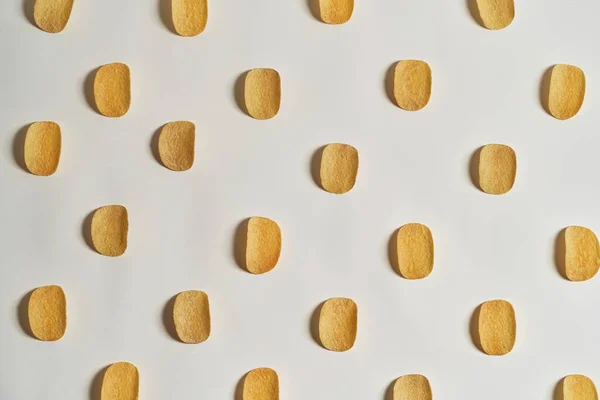 Bovenaanzicht van het verzamelen van smakelijke aardappelchips — Stockfoto