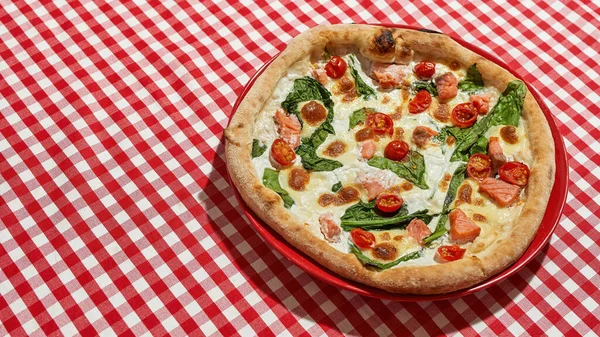 Pizza en plato sobre mantel sobre mesa en cafetería — Foto de Stock