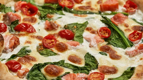 Geleneksel fırınlanmış pizzanın arka planını kapat