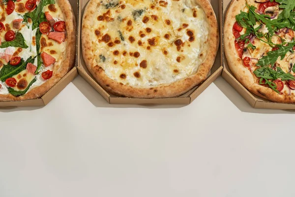 Cultivado de tres pizzas en cajas de cartón abiertas — Foto de Stock