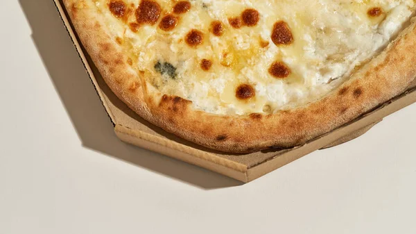 Vista superior parcial de la pizza en caja de cartón abierta — Foto de Stock