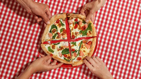 La gente toma rebanadas de pizza de los platos — Foto de Stock