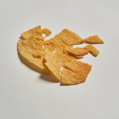 Kırık bir yüksek kalorili patates cipsine yaklaş.