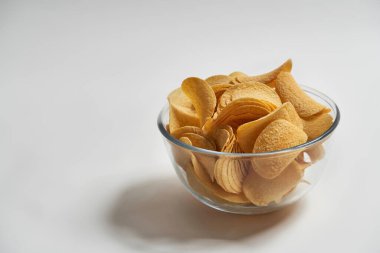 Bir kase dolusu iştah açıcı patates cipsi.