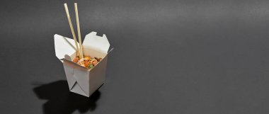 Sebzeli ve karidesli Asya eriştesi.