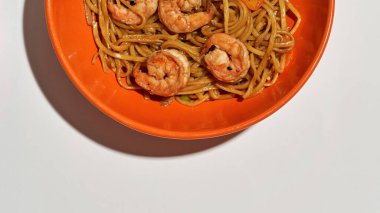 Kavanozda karidesli sıcak eriştenin kısmi üstü.