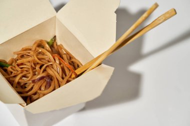 Çubuklu Asya eriştesi manzarası.