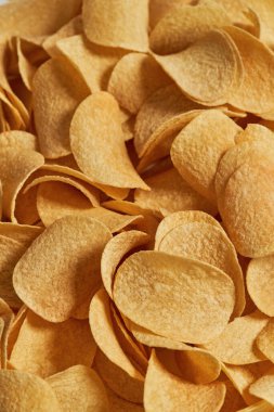 Patates cipsinin arka planında kesilmiş.