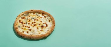 Klasik fırında peynirli dört peynirli pizza.