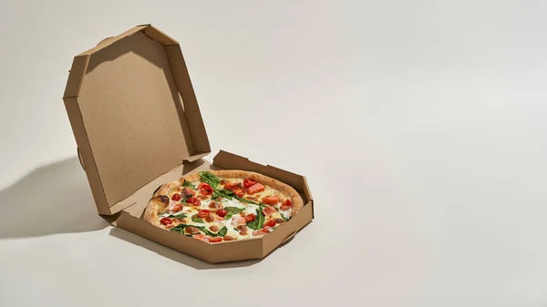 Pizza de tomate, queso, pescado rojo y verduras — Foto de Stock