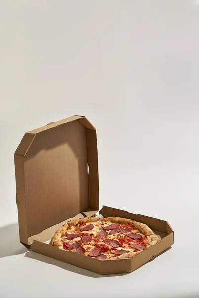 Відкрита картонна коробка зі смачною піцою пепероні — стокове фото