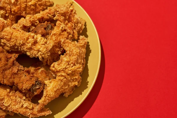 Lahodné kuřecí křidélka a nohy na talíři — Stock fotografie