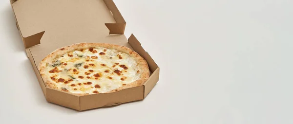 Pizza de cuatro quesos en caja de cartón abierta recortada — Foto de Stock