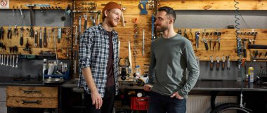 Atölyedeki iki genç beyaz bisikletçi.