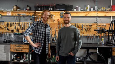 Atölyedeki iki genç bisikletçinin önünde.