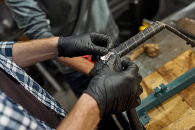 İş arkadaşının yanındaki bisiklet tüpünde tamirci yaması var.